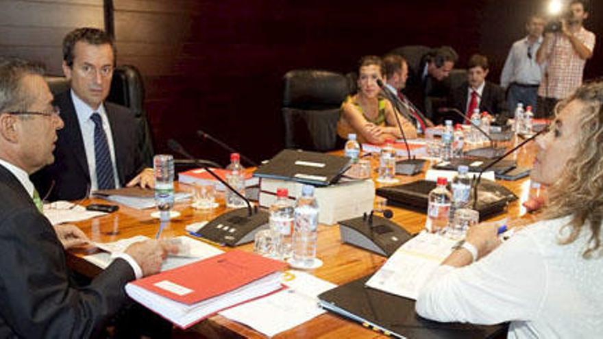 El Consejo de Gobierno, ayer, en un momento de su reunión en Santa Cruz de Tenerife. i Efe