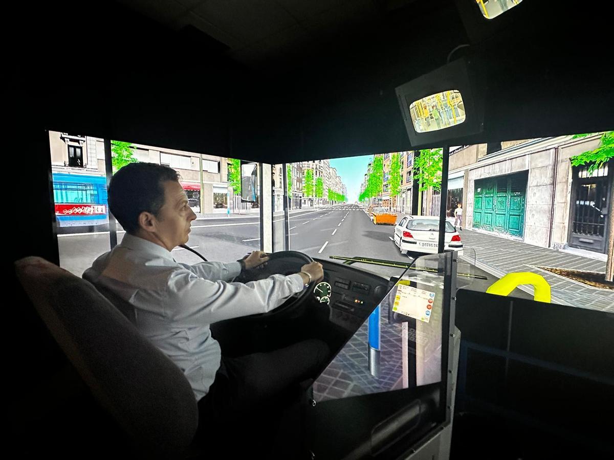Durante esta formación el alumno cuenta con un instructor en la propia cabina y el formador que controla el simulador