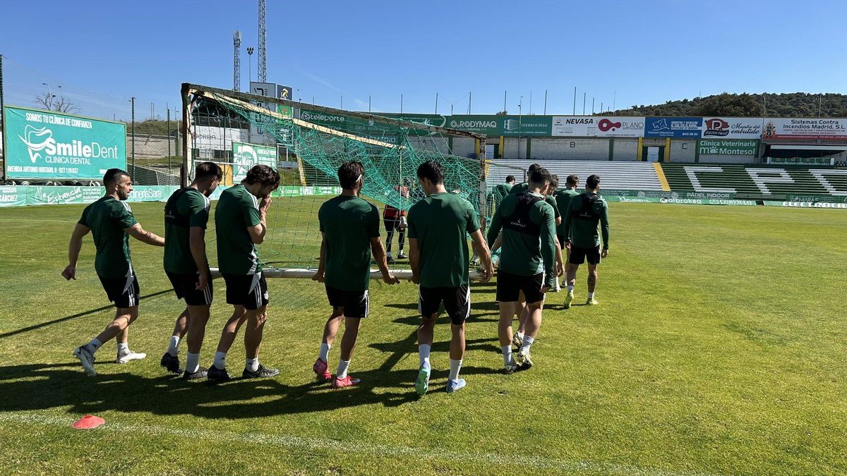 Los jugadores del Cacereño mueven una portería en uno de los entrenamientos de esta semana en el estadio Príncipe Felipe.