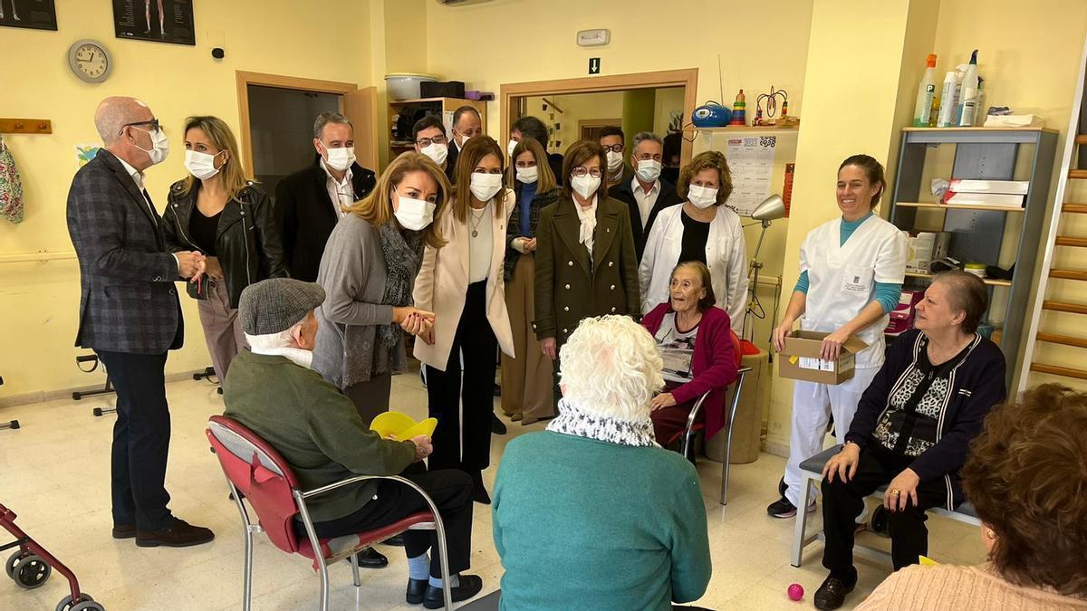 Susana Camerero y María Tormo visitaron este lunes, entre otras personas, la residencia municipal Vicente Vilar Morellá, en Almassora.