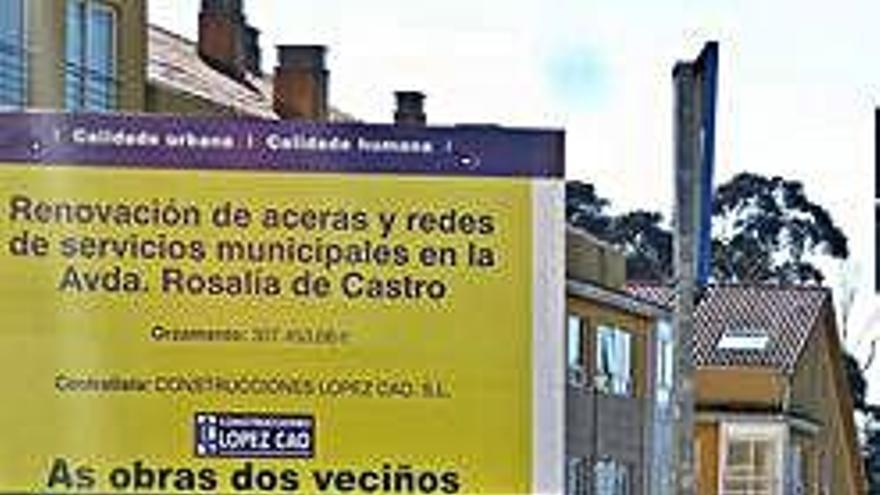 Cartel de obra de renovación de aceras en Oleiros.