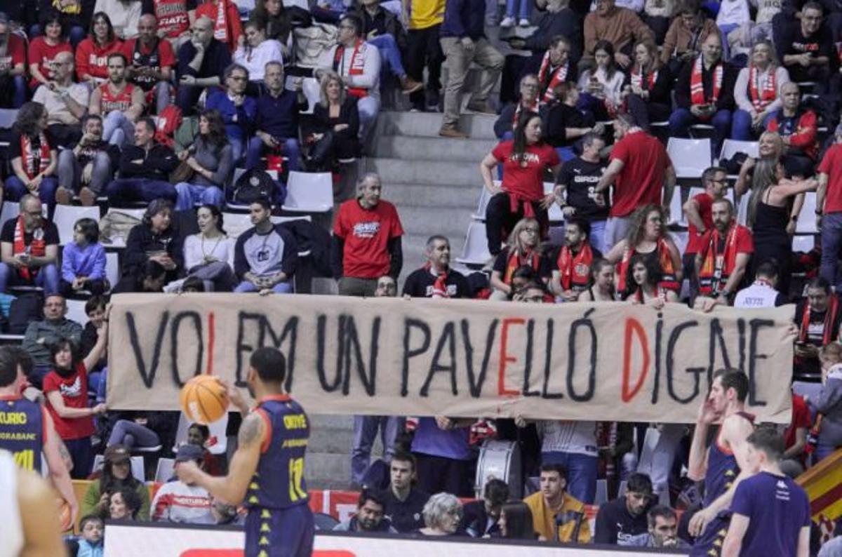 La pancarta a la zona dels Engaviats