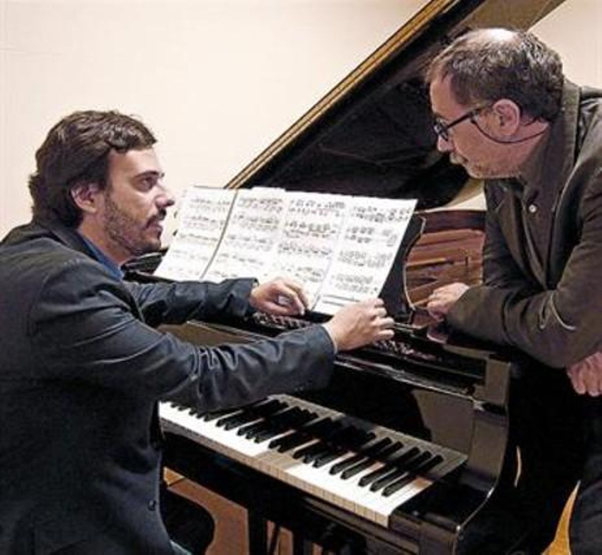 Ivan Martín i Enric Palomar, en una pausa de l’assaig amb l’OBC. Ivan Martín i Enric Palomar, en una pausa de l’assaig amb l’OBC.