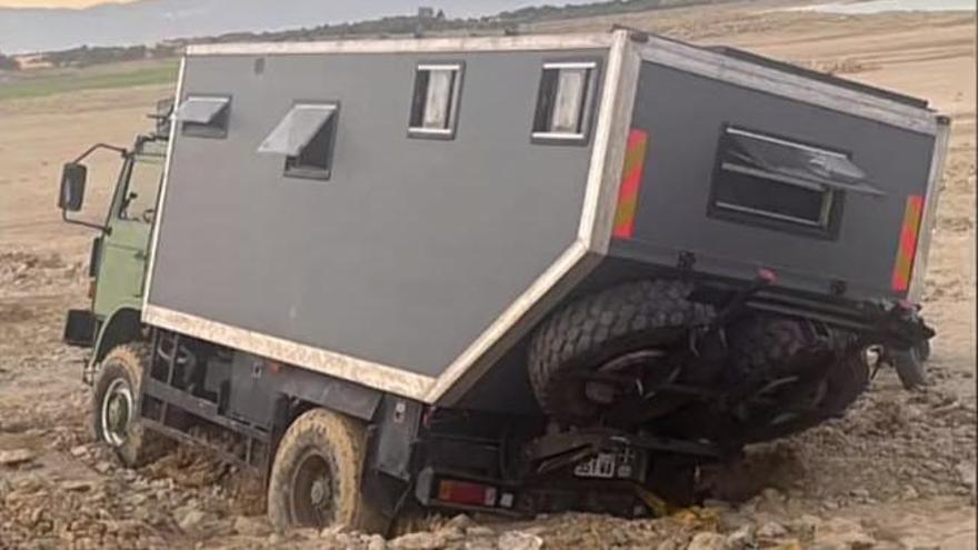 Nueve días atrapados por el fango en el pantano de La Sotonera