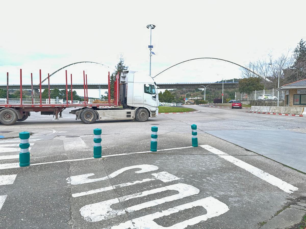 Trasiego en la entrada a la biofábrica, que iniciará su parada el nueve de marzo.