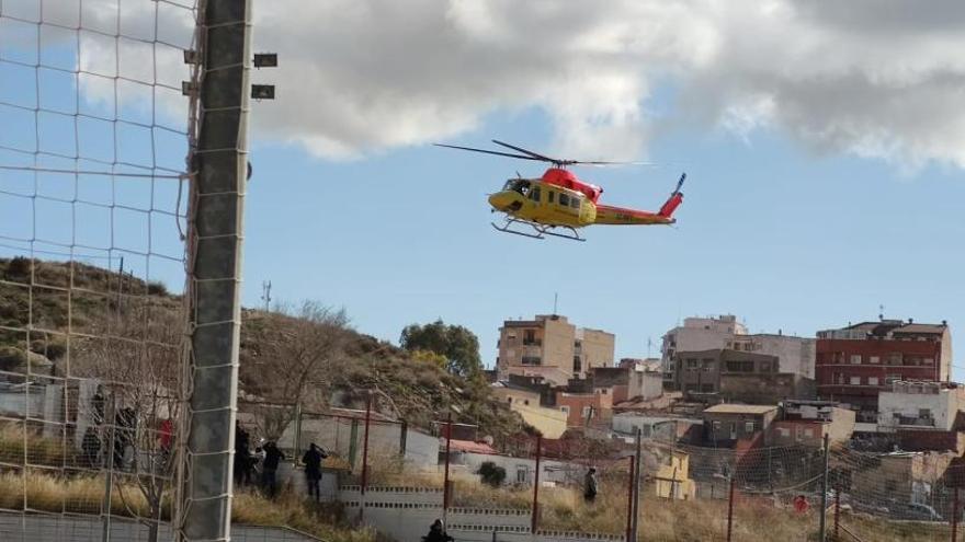 Los bomberos rescatan a dos senderistas heridos en sendos accidentes en Villena y Elda