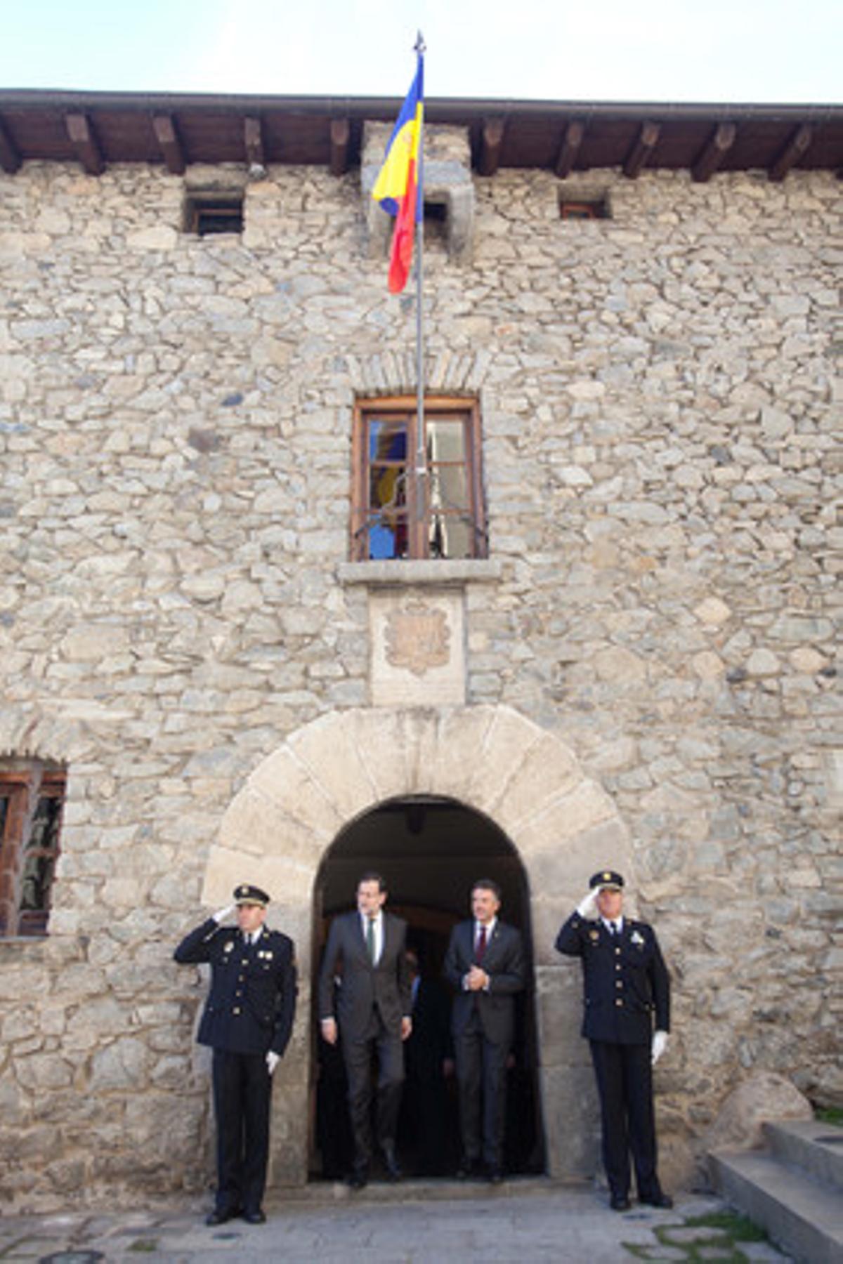 Rajoy amb el síndic general d’Andorra, Vicenç Mateu Zamora a la sortida del parlament. Rajoy amb el síndic general d’Andorra, Vicenç Mateu Zamora a la sortida del parlament.