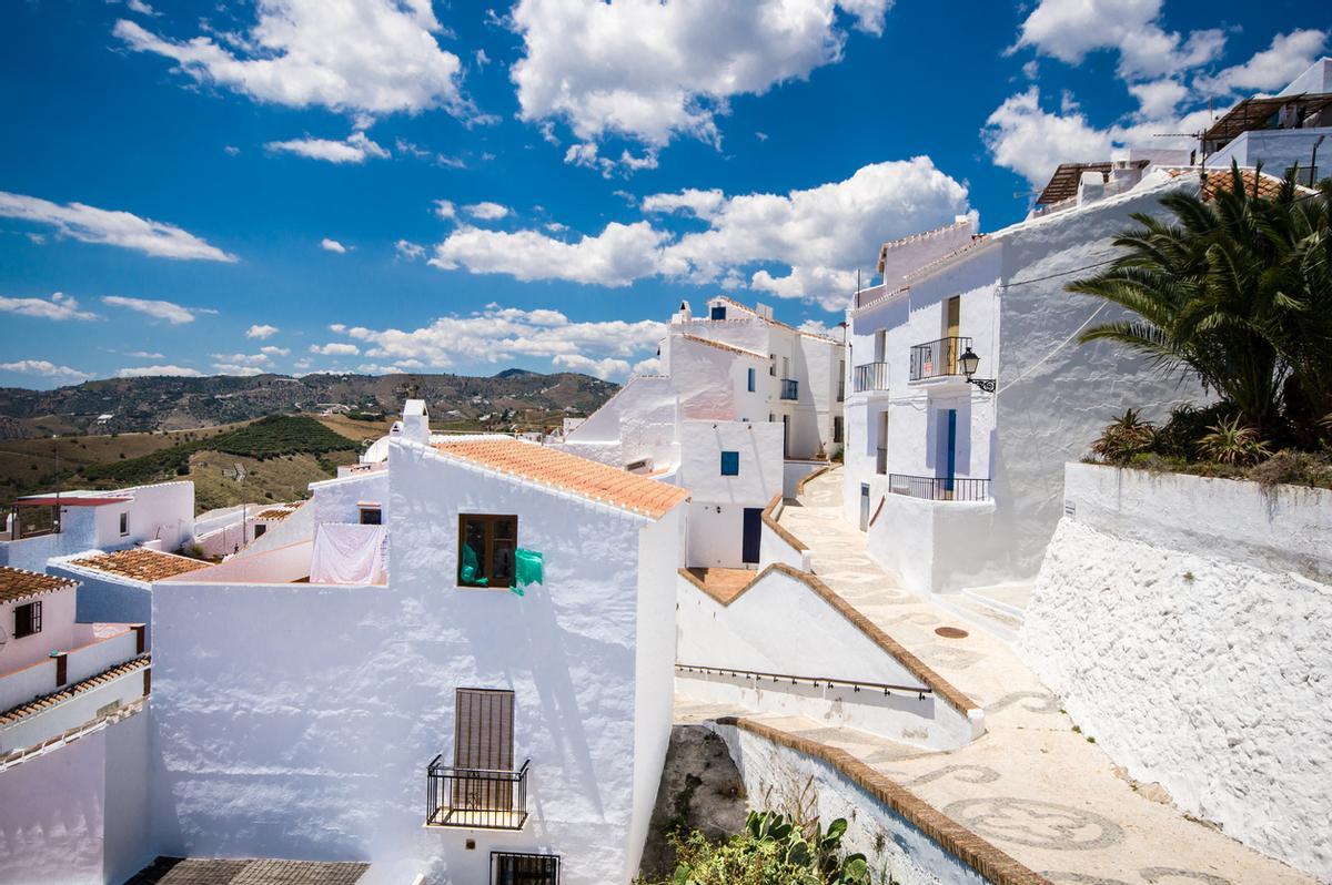 Un pueblo integrado en el paisaje de la Axarquía malagueña.
