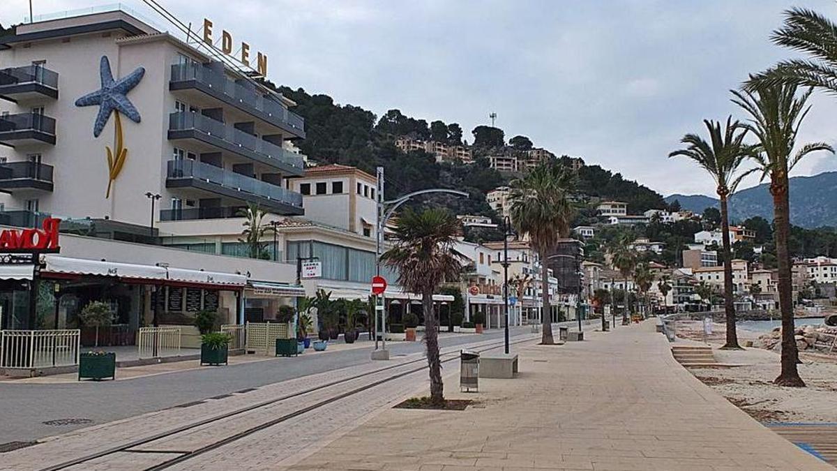In de Sóller ließt Schmuddelwasser über die Straße