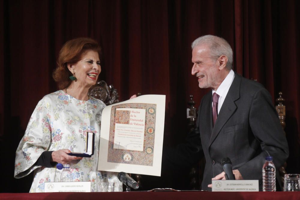 La exministra Carmen Alborch recibe la Medalla de la Universitat de València