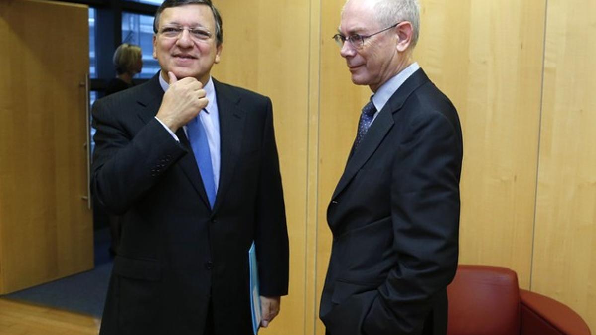 El presidente de la Comisión Europea, Jose Manuel Durao Barroso (izquierda), junto al presidente del Consejo Europeo, Herman van Rompuy, este martes en Bruselas.