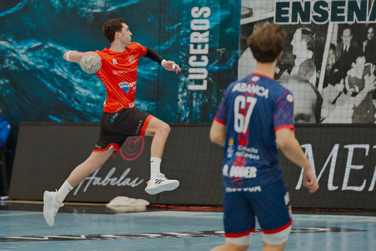 Pereira efectúa un lanzamiento en un partido del Club Balonmano Culleredo esta temporada.