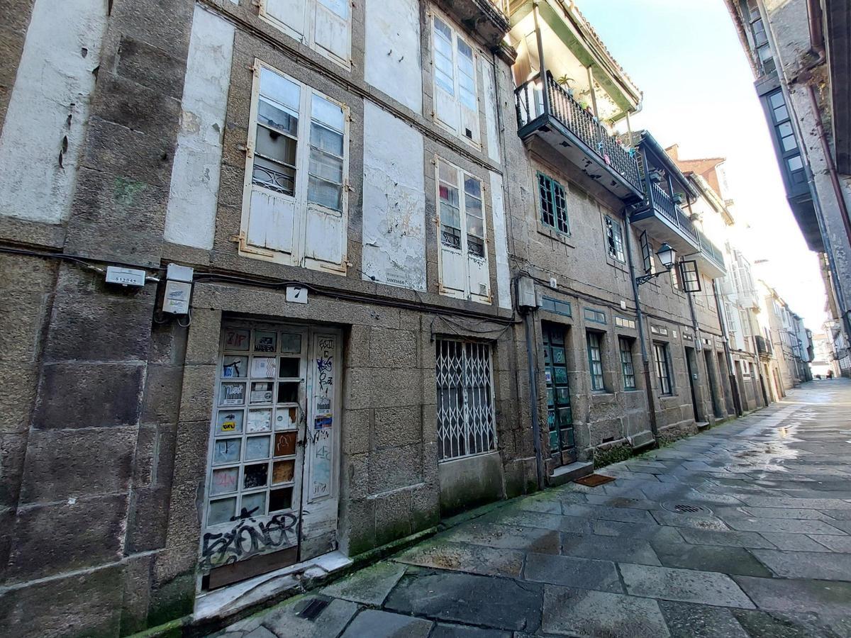 Los inmuebles Nº 7 y Nº9 de la Algalia de Abaixo, ofrecen una imagen lamentable desde que fueron ocupados hace unos meses