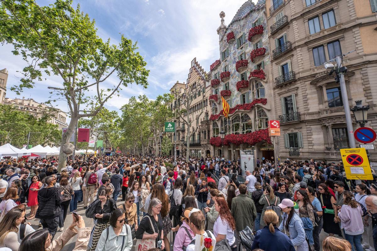 Super ambiente de Sant Jordi en Barcelona.