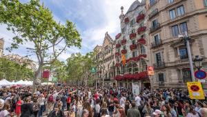 Super ambiente de Sant Jordi en Barcelona.