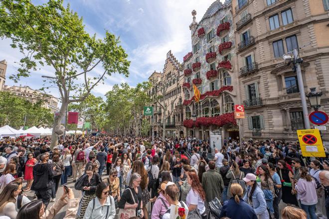 Super ambiente de Sant Jordi en Barcelona.