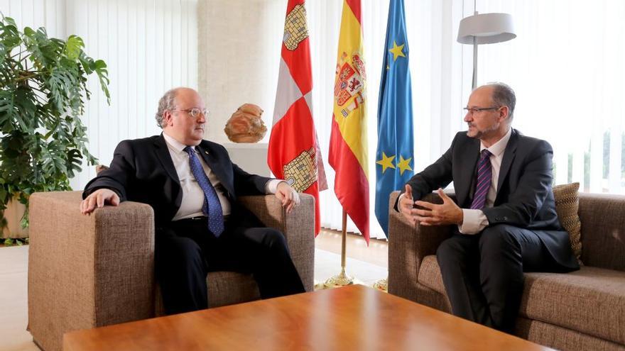 El presidente de las Cortes, Luis Fuentes (derecha), recibe al presidente del Consejo Económico Social (CES), Enrique Cabero.