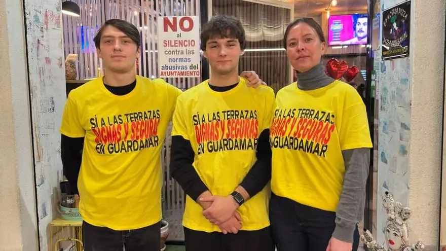 Vídeo de la protesta de los hosteleros de Guardamar contra la ordenanza que prohíbe tarimas y cerramientos fijos en las terrazas