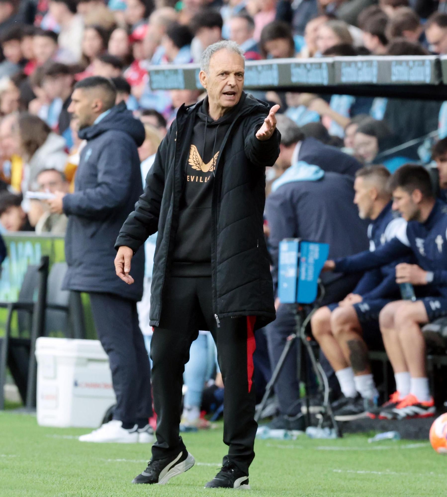 Joaquín Caparrós, entrenador del Sevilla, dando instrucciones durante el partido con el Celta en Balaídos