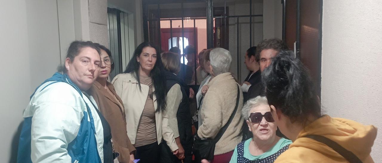 Vecinos y miembros del colectivo Derecho a un Techo se concentraron delante de la vivienda de la familia desahuciada.
