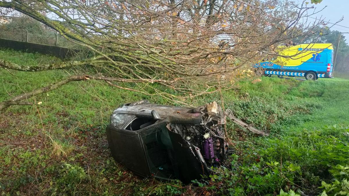 Estado que presentaba el coche volcado en A Veiga esta mañana.