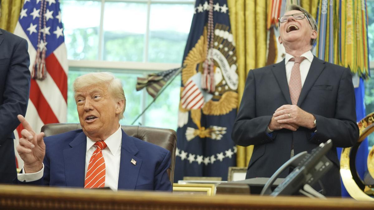 El presidente Donald Trump (izquierda) recibe una respuesta del embajador británico en Estados Unidos, Peter Mandelson (derecha), mientras responden preguntas de los medios tras anunciar un acuerdo comercial entre Estados Unidos y el Reino Unido en la Oficina Oval de la Casa Blanca, el jueves 8 de mayo de 2025, en Washington. (Foto AP/Evan Vucci)