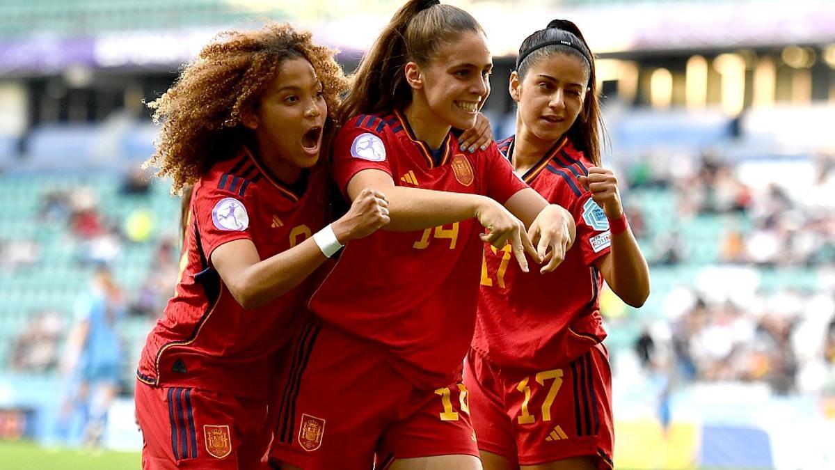 España sub 17 celebra uno de los goles marcados a Inglaterra.