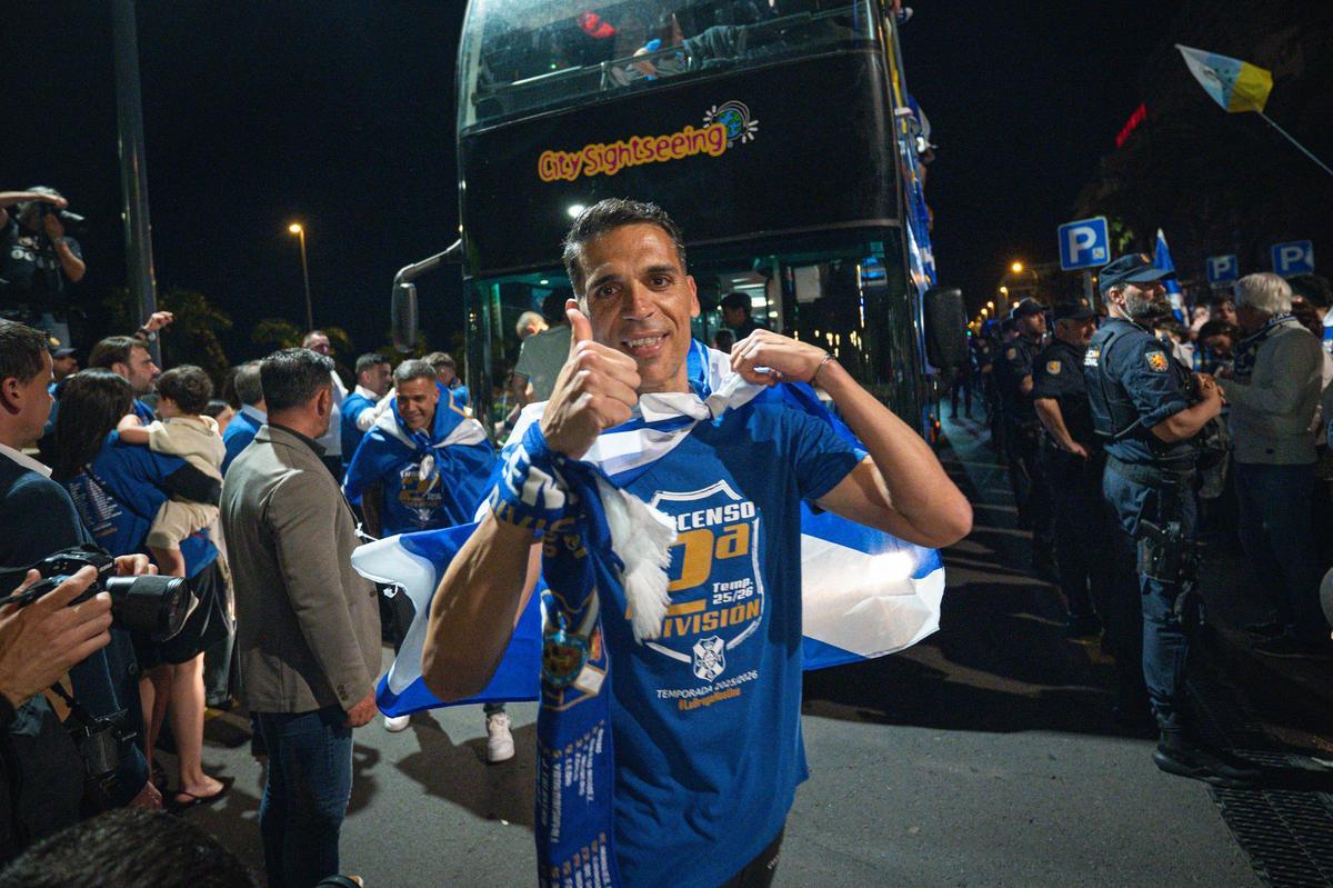 La plantilla del CD Tenerife llega al Cabildo para celebrar el ascenso con la afición blanquiazul La plantilla del CD Tenerife llega al Cabildo para celebrar el ascenso con la afición blanquiazul