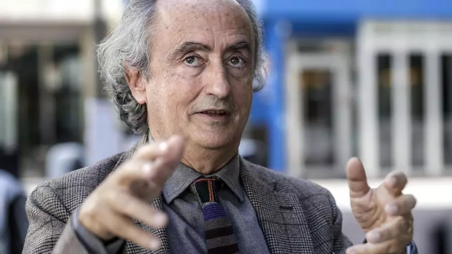 José Carlos Llop, escritor: "La plaza Gomila podía ser tanto una película de espías como una sucursal de Saint-Tropez"