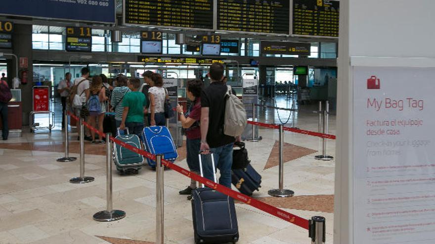 Pasajeros de Vueling facturan su equipaje en el aeropuerto de Los Rodeos.