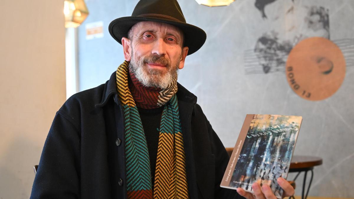 El poeta Pedro Serrano con su último poemario 'Letras Grandes'