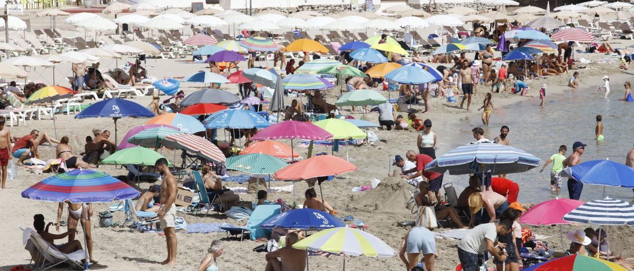 Turistas en la playa de Cala Llonga, este verano.