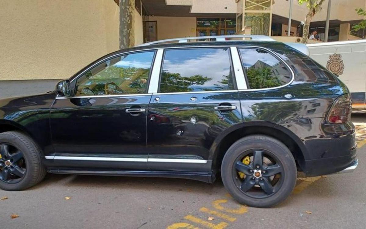 El vehículo que fue tiroteado en Palma en julio de 2022 durante el enfrentamiento entre clanes. | J.F.M.