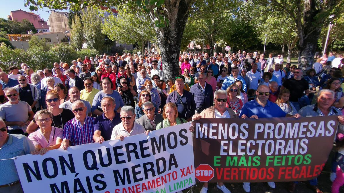 Una concentración vecinal en Aldán, en el mes de septiembre, por los constantes vertidos al río Orxas y a la ría de Aldán.