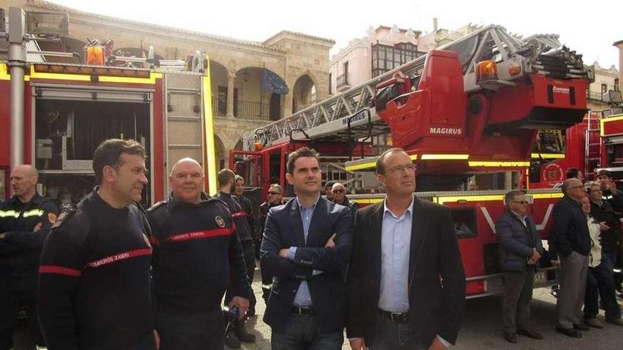 Antidio Fagúndez, junto a responsables de Policía Municipal y Bomberos