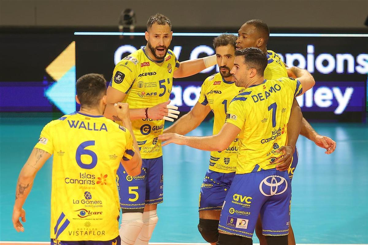 Los jugadores del Guaguas celebran un punto durante el duelo ante el Montpellier.