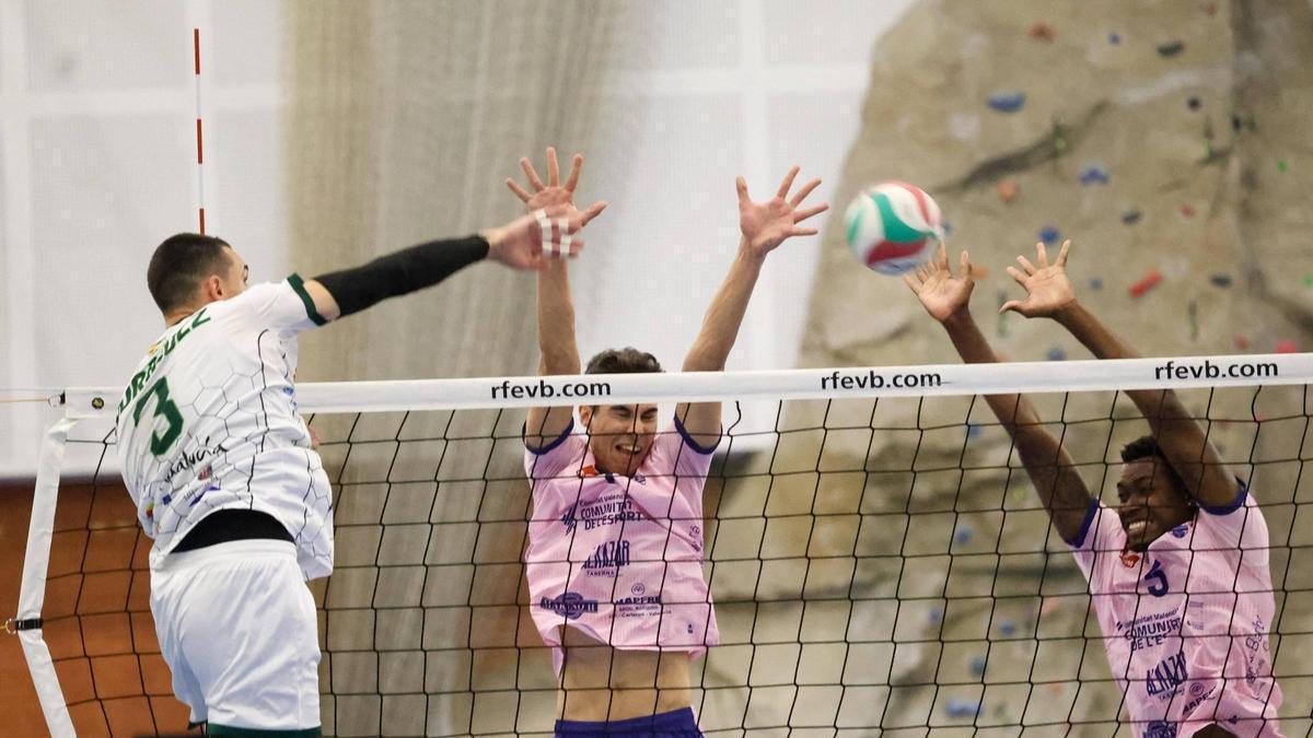 Partido de playoff de Superliga de Voleibol entre el UPV Leleman Conqueridor y el Unicaja Costa de Almeria