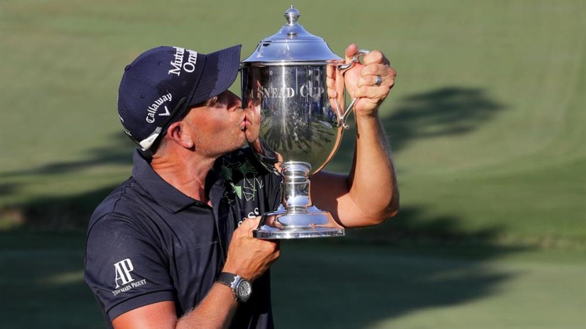 Stenson besa el trofeo en Greensboro