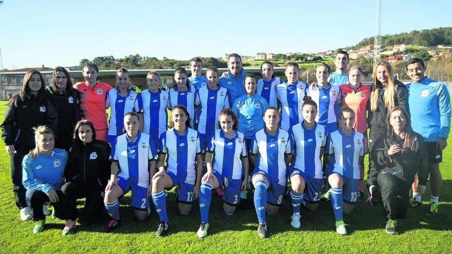 La plantilla del Deportivo femenino de la temporada 2016-17 posa antes de un partido en el campo de Ponte dos Brozos.