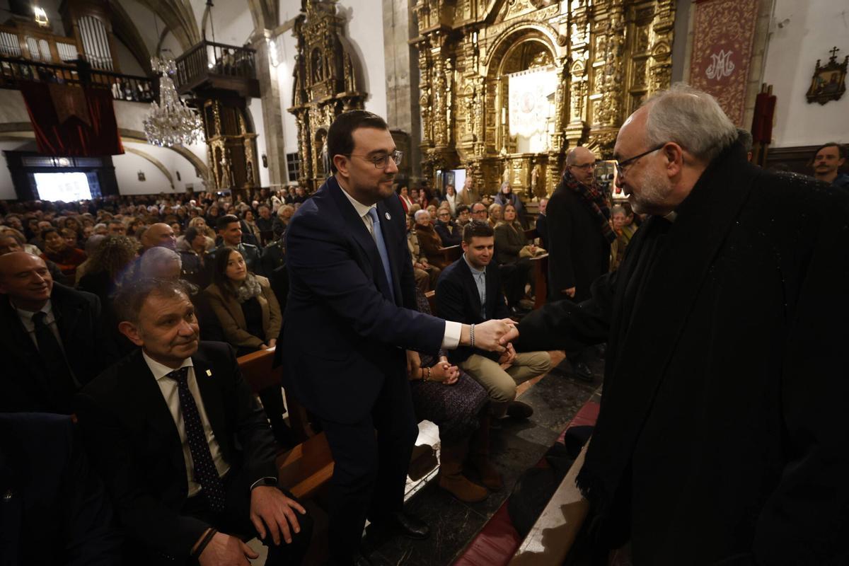 EN IMÁGENES: El cardenal Artime preside las fiestas del Socorro en Luanco, junto al Arzobispo de Oviedo y con Adrián Barbón presente