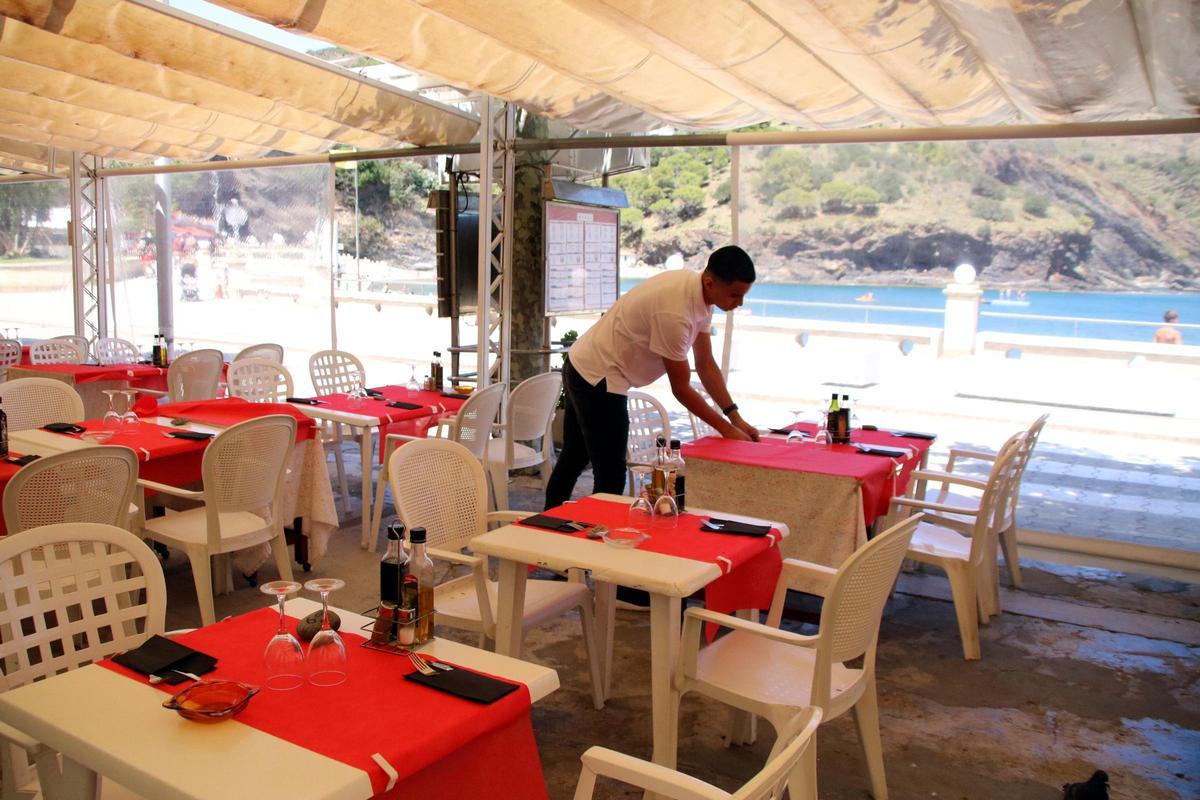 Un cambrer parant taules a Portbou.