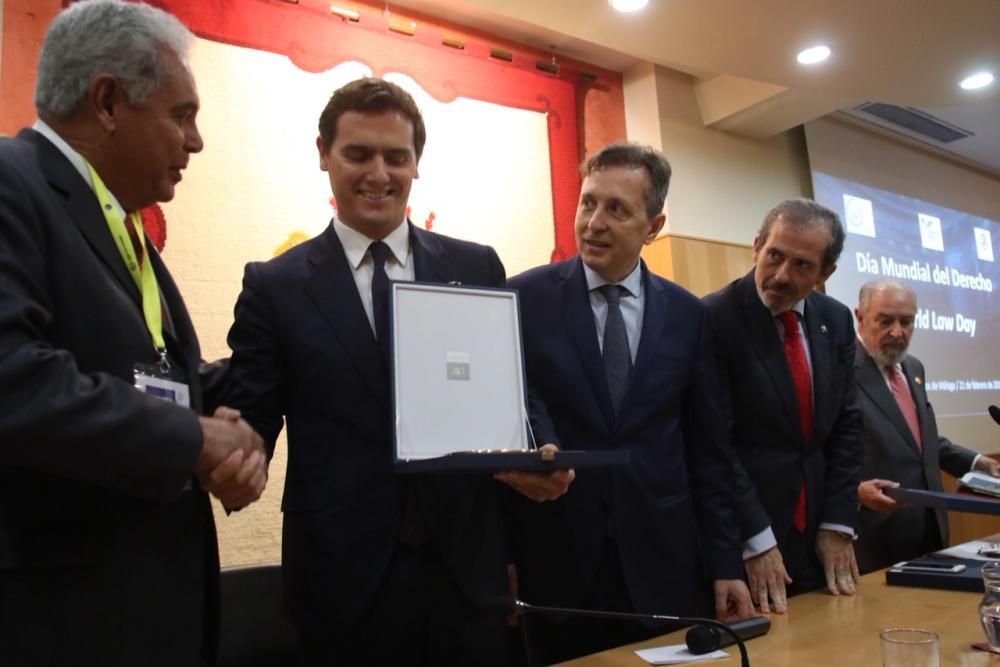 El líder nacional de Ciudadanos ha sido premiado por los abogados de Málaga con el 'World Peace and Liberty Award', un galardón que ha recibido de la mano del decano Francisco Javier Lara.