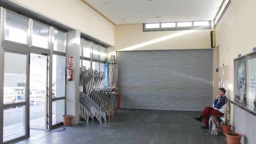 La estación marítima de Moaña con las sillas y mesas acumuladas y la cafetería cerrada. // Santos Á.