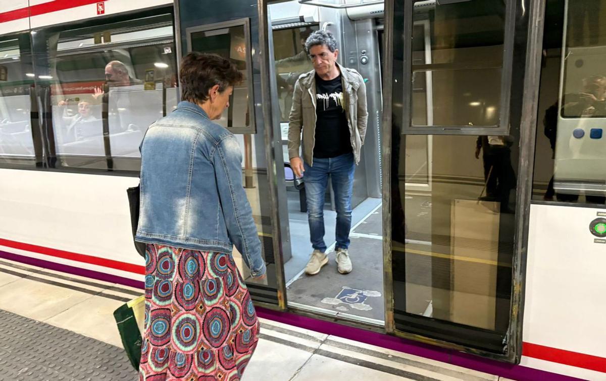 Merce Argüelles subiendo al tren en La Felguera. | D. O.