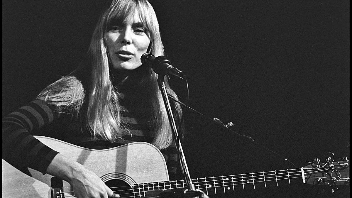 Joni Mitchell, la etérea musa de Laurel Canyon, en el club Troubadour en 1970. 