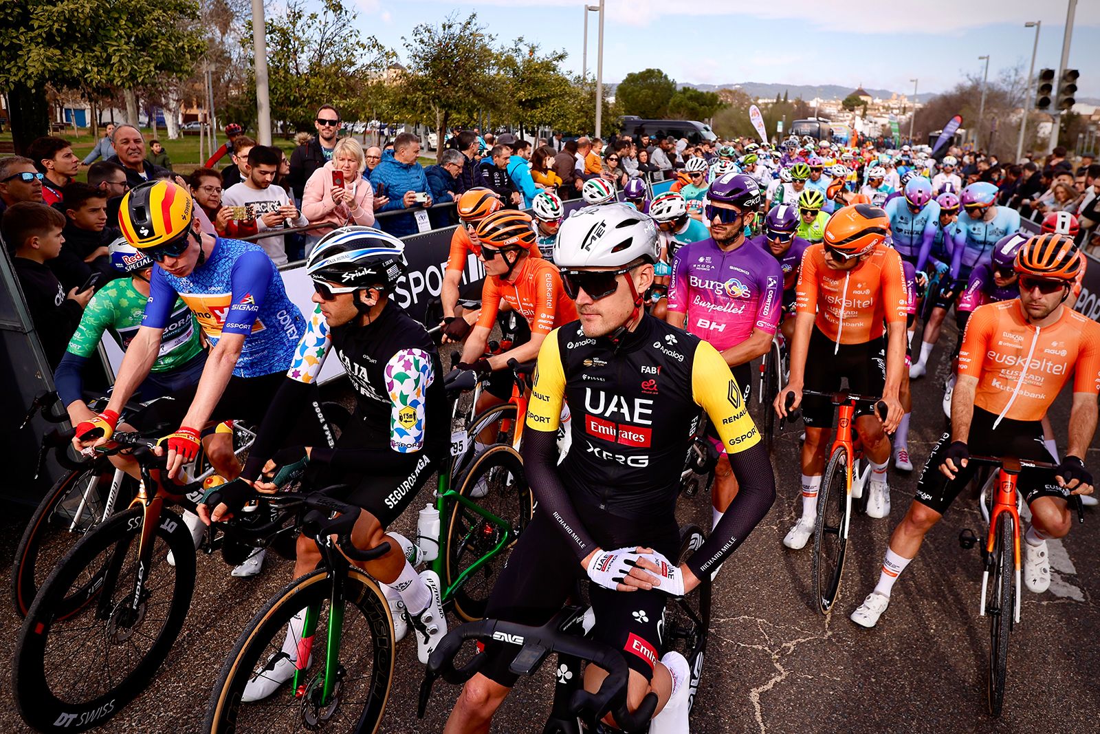 La salida de la etapa de Córdoba de la Vuelta a Andalucía en imágenes