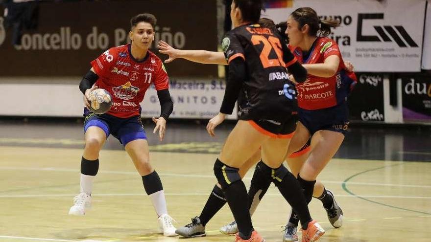 Cacheda, con la pelota durante el partido de la primera vuelta. // José Lores