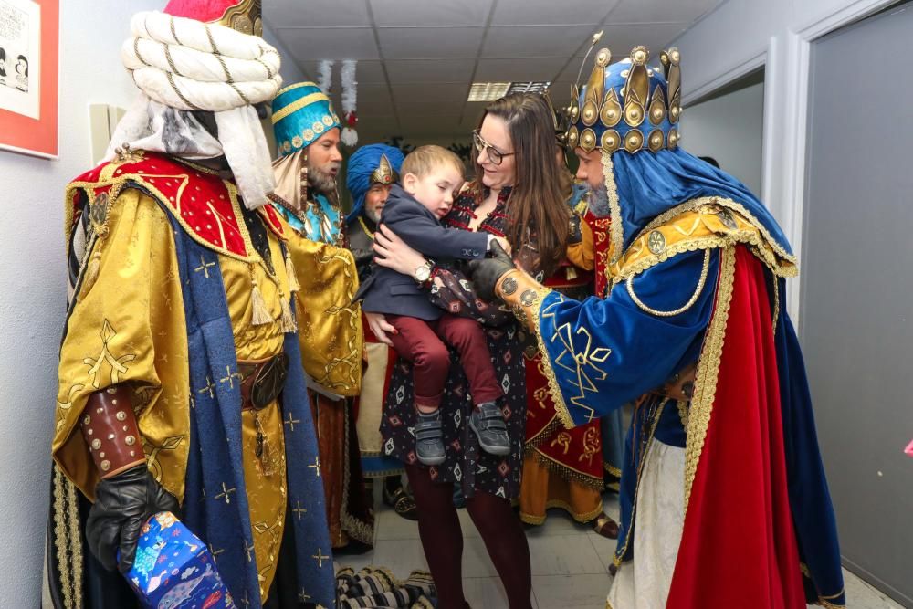 Los Reyes Magos visitan a niños y mayores