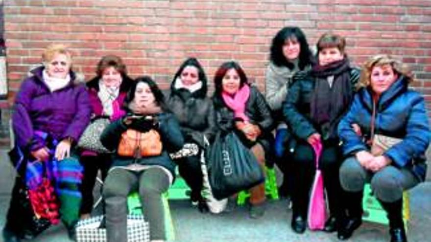 Mujeres visitan al Cristo de Medinaceli