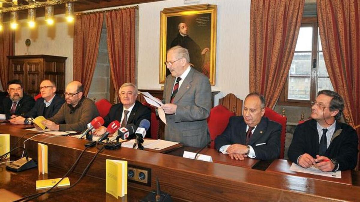 Ángel Belmonte Vicente, de pie, durante la presentación de un libro en el año 2016.